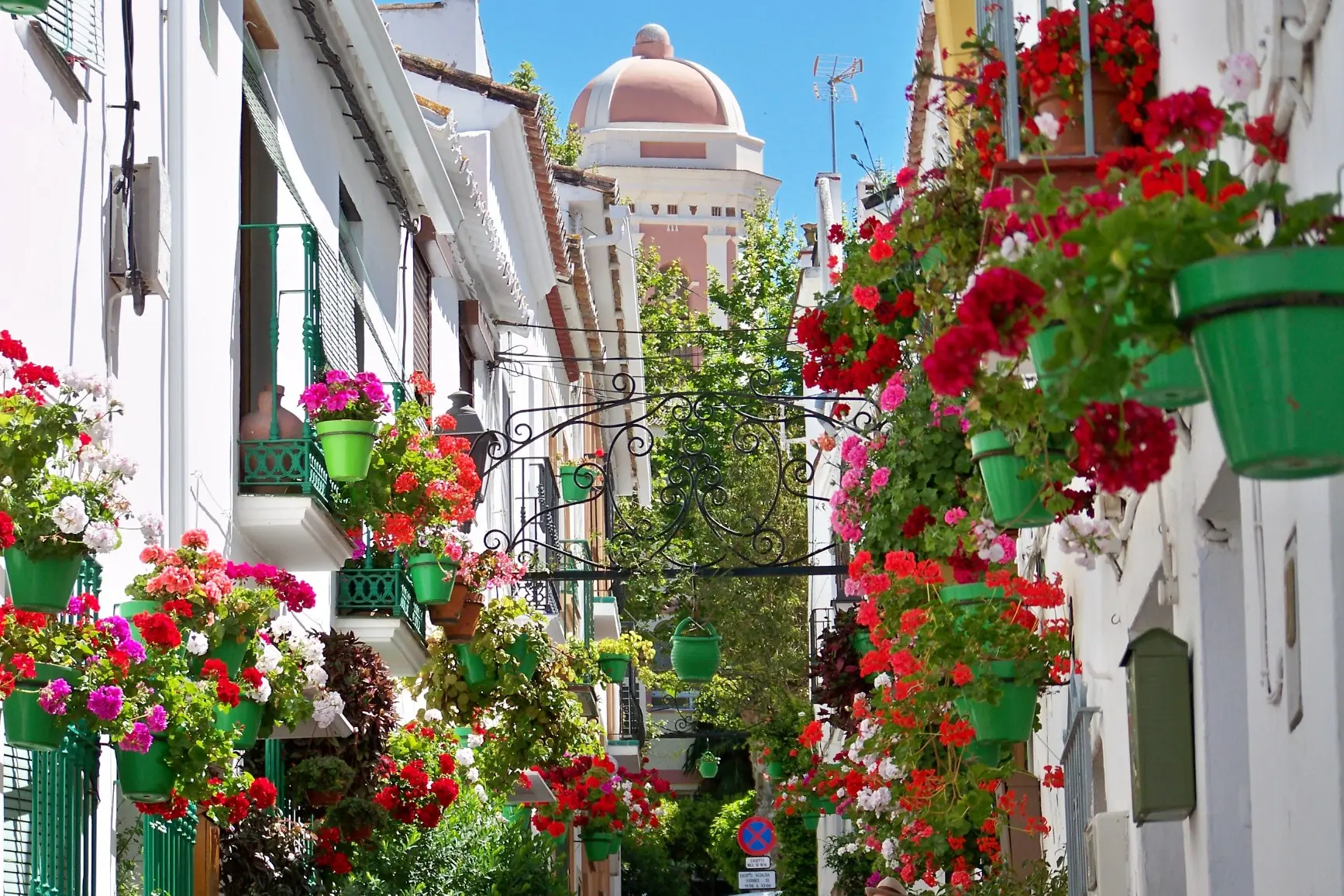 Imagen de una calle típica de Estepona con flores