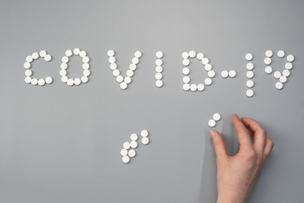 Imagen donde se ve COVID-19 formado por medicamentos